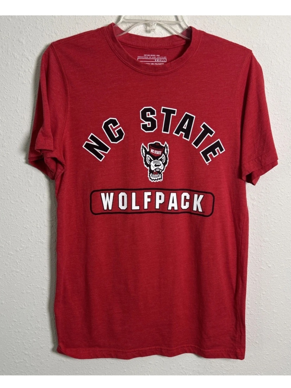 NC State Wolfpack Red Colosseum T-Shirt Men’s Small NCAA Mascot Football Unisex